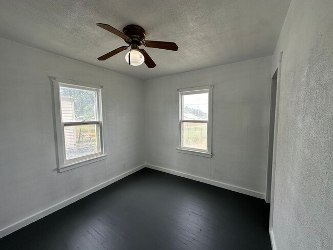 Building Photo - Spacious 2 bed with 2 car garage