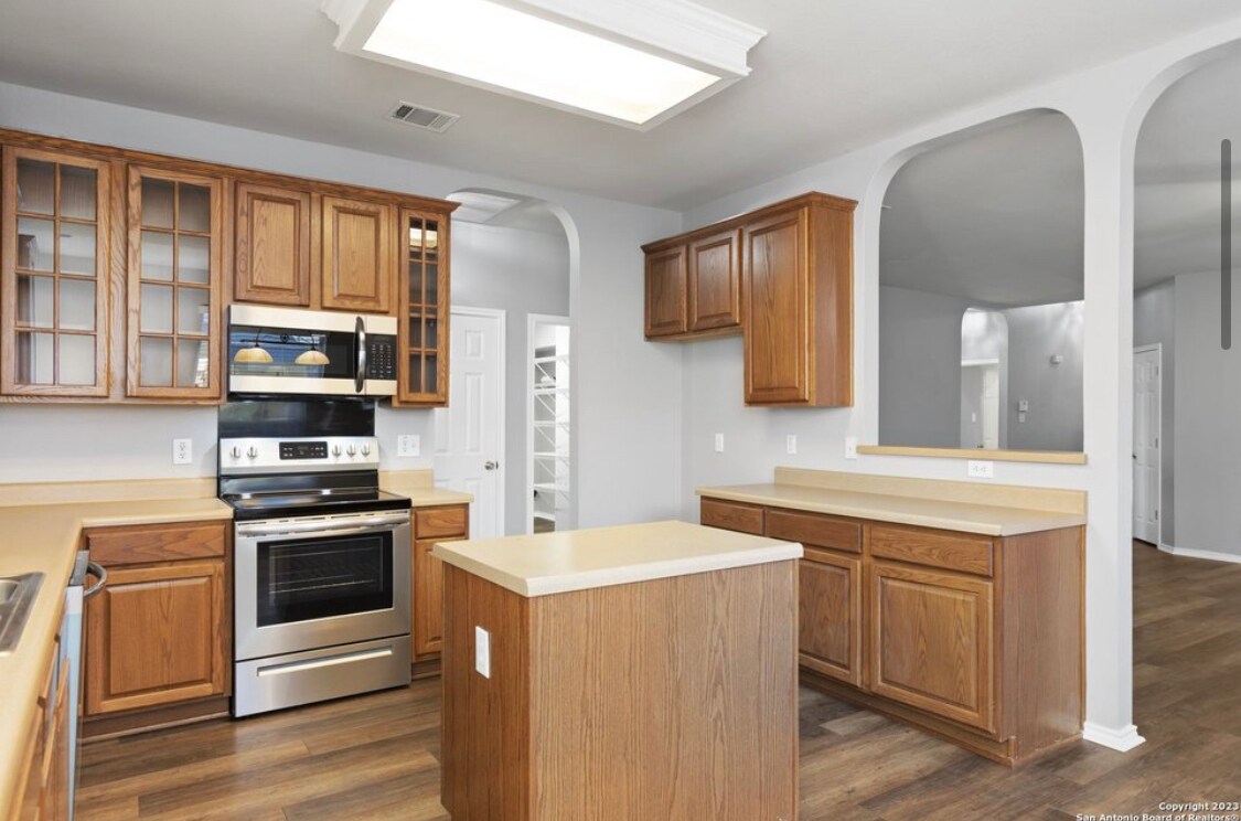 Upgraded cabinets & pass through bar - 8711 Eagle Peak