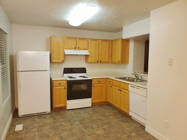 Building Photo - 2-3 Bd 2.5 Bath Townhome in Draper