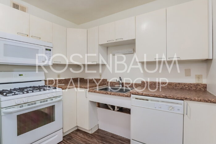 Building Photo - 770 N Dodge Blvd