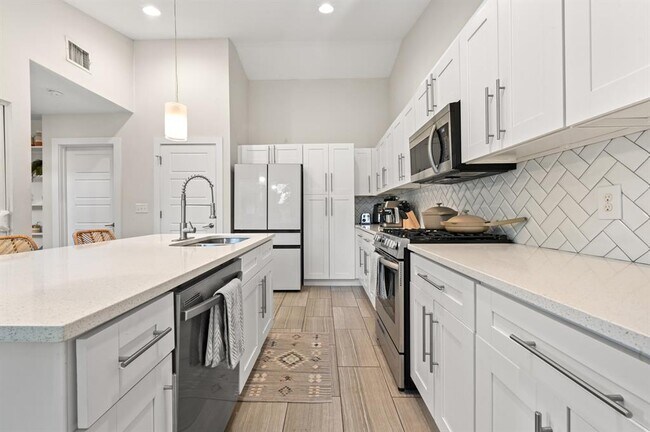 Building Photo - 919 E 51st St