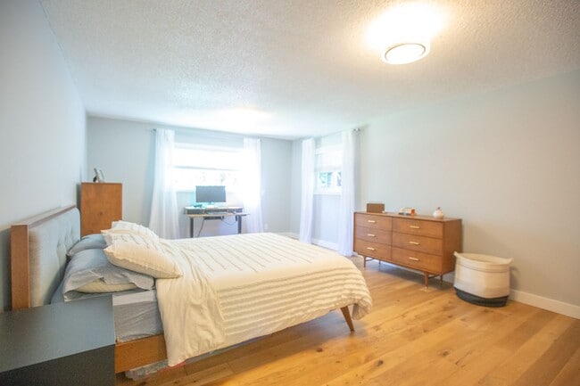 Building Photo - SE Portland 3 Bedroom Home with Amazing Ou...