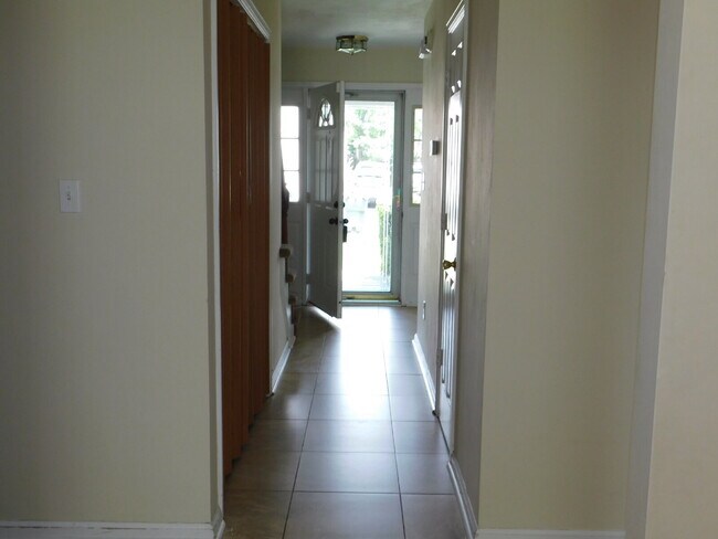 Building Photo - "Spacious 4-Bedroom Gem on Hughart Street with 2.5 Bathrooms and 2108 Sq. Ft. of Comfort!"