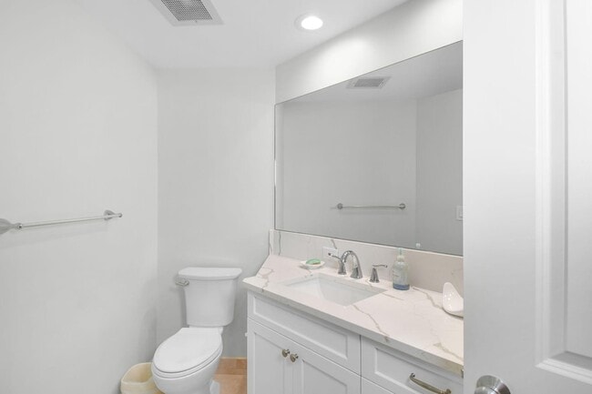 Building Photo - 221 NE Plantation Rd