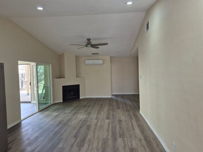 Building Photo - 4018 Sunrise Cove Dr
