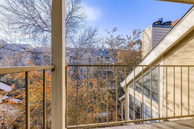 Building Photo - Large One Bed plus Office Condo