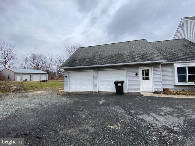 Building Photo - 2063 Hill Rd