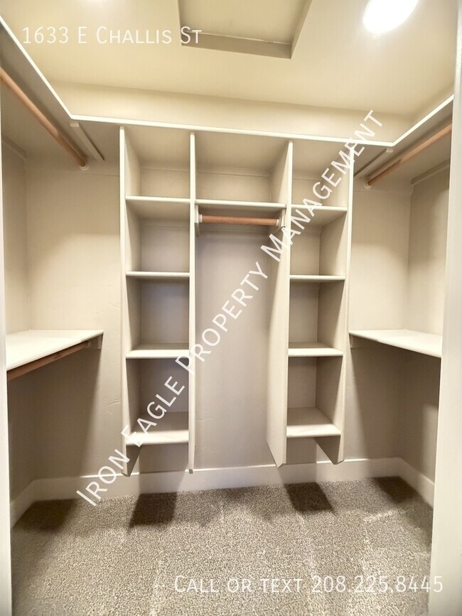 Building Photo - 1633 E Challis St