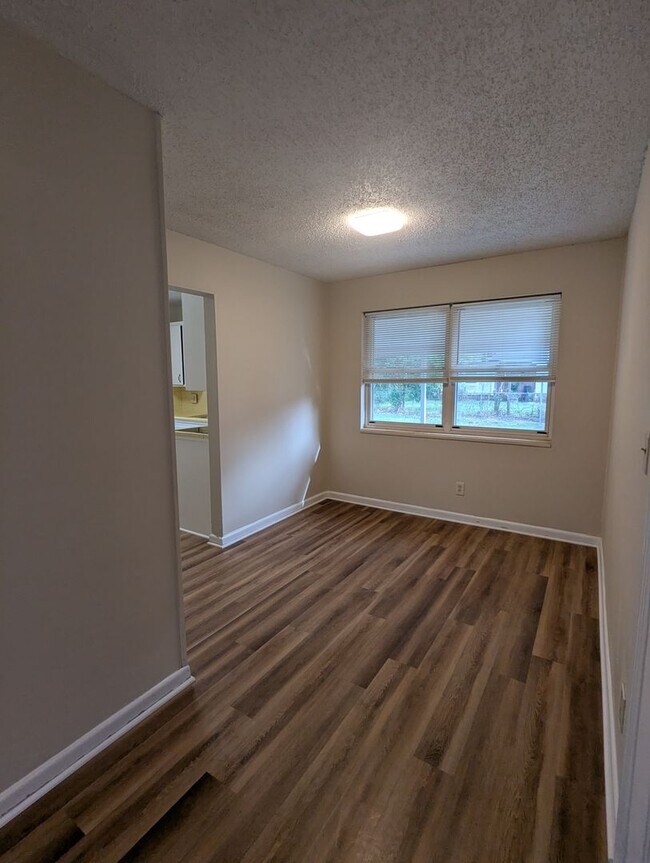 Building Photo - 3/2 NOW AVAILABLE on the Westside. Close t...