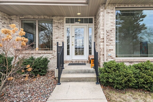 Building Photo - 9621 Shadow Wood Dr