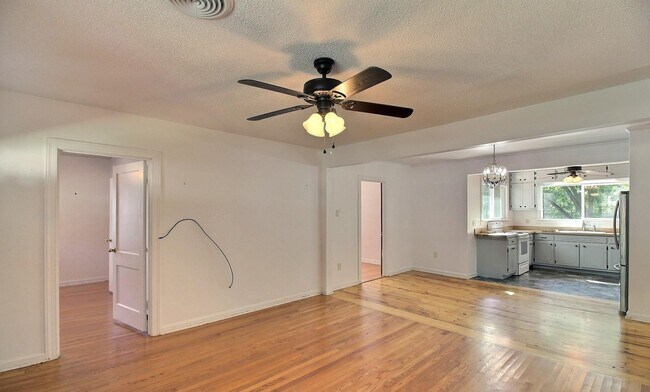 Building Photo - 487 S Center St