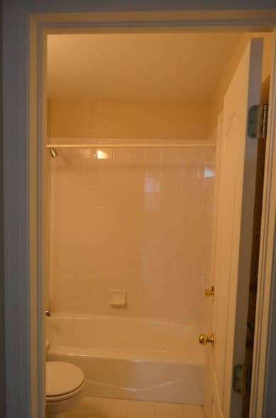 bathroom 1 - 1648 S Cole St