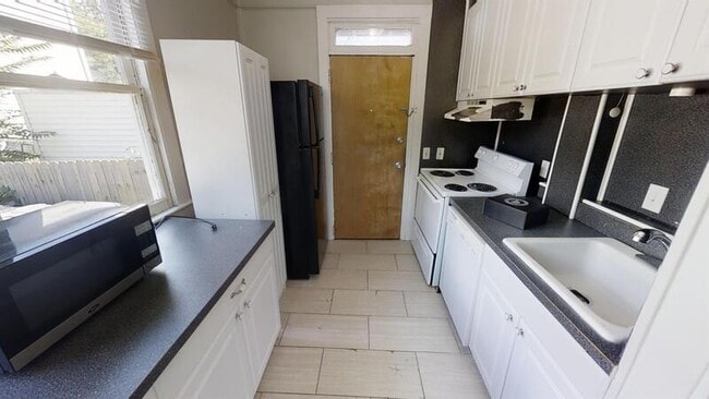 Building Photo - 900 Woodlawn Ave