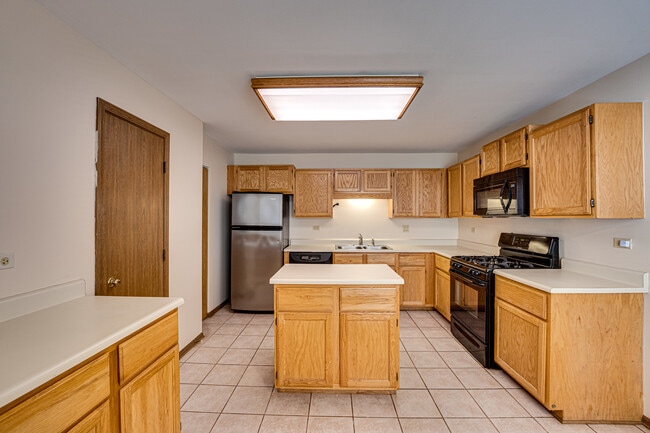 Building Photo - 1640 Hilton Head Dr