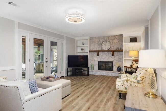 Building Photo - 4989 Kingswood Dr