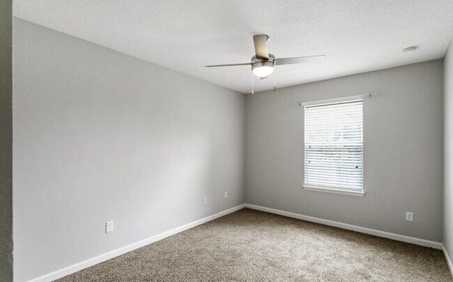 Building Photo - For Rent!!!!!  Spacious Living & Resort-Style Fun in Hamilton Glen!