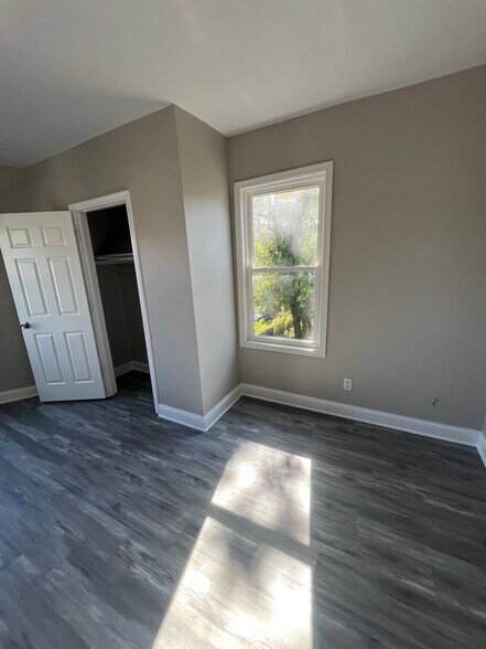 Building Photo - 3811 Barrington Rd