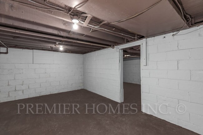 Building Photo - 3 Bed Home with Private Parking & Yard – $1,495/mo