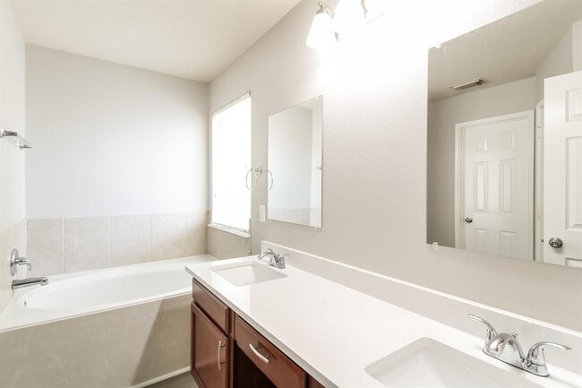 Building Photo - 9422 Camelia Crest Ln