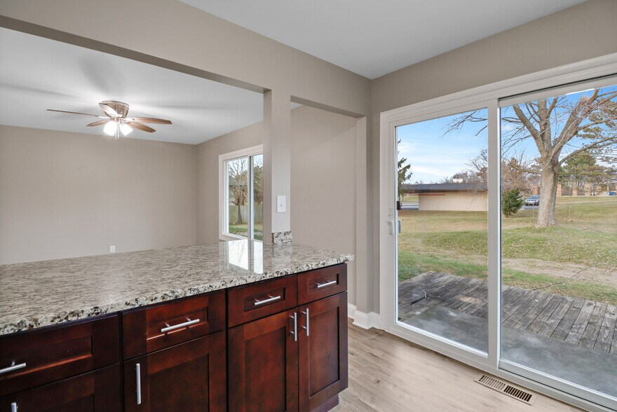 Building Photo - 456 Fairway Dr