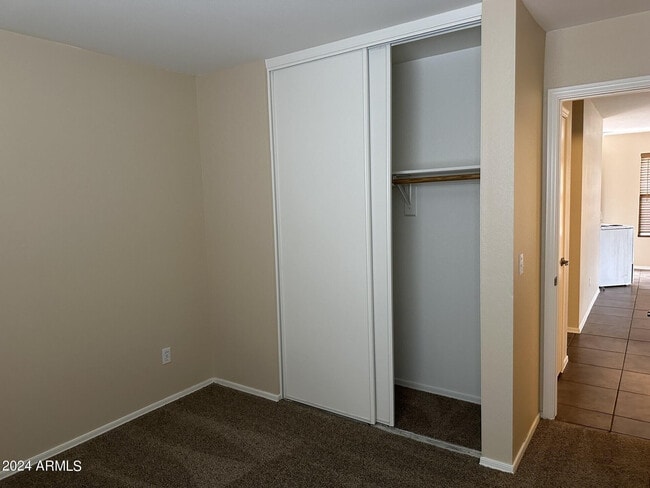 Building Photo - 1006 S Slater Cir
