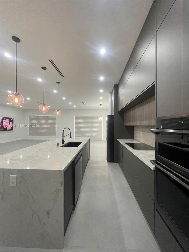 Building Photo - 5350 SW 33rd Ave