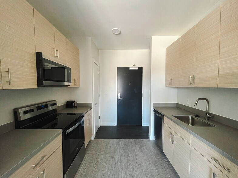 Building Photo - 2530 University Ave