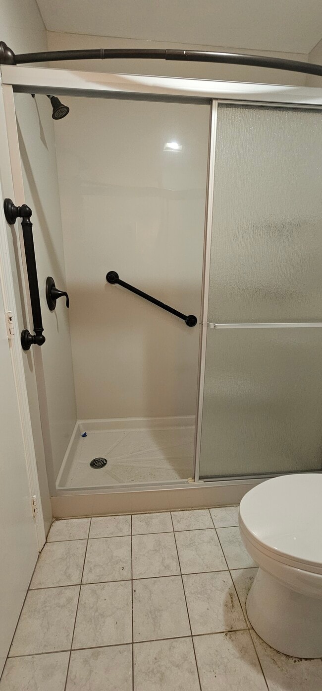 Full Bath - Stand in Shower - 115 Hazelnut Dr