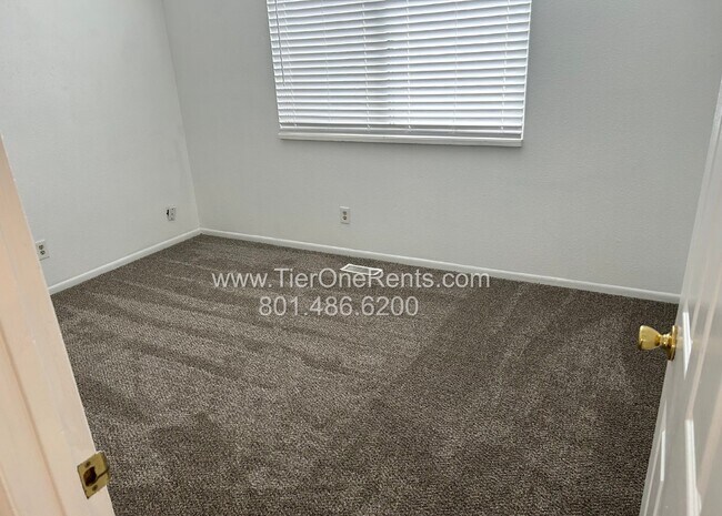 Building Photo - This property offers a NO DEPOSIT option available for qualified renters!
