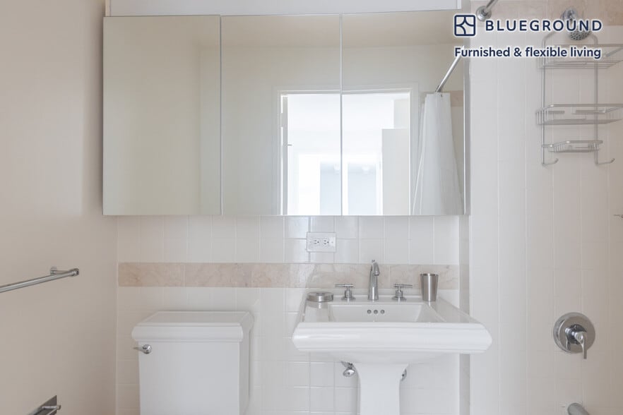 Building Photo - 255 W 94th St