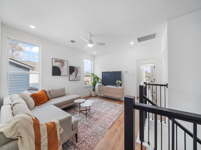 Building Photo - 5212 Arapahoe St