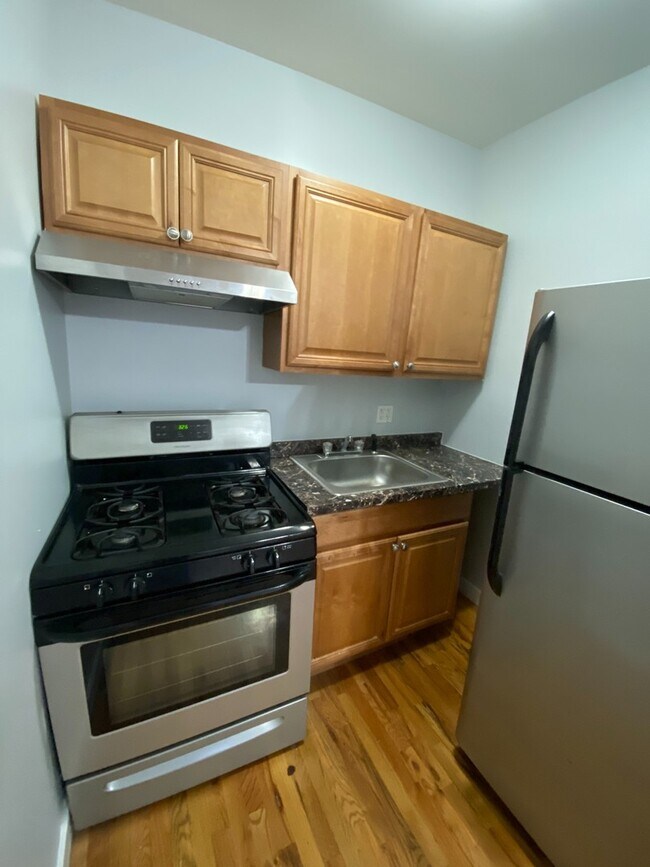 Building Photo - 7456 N Greenview Ave