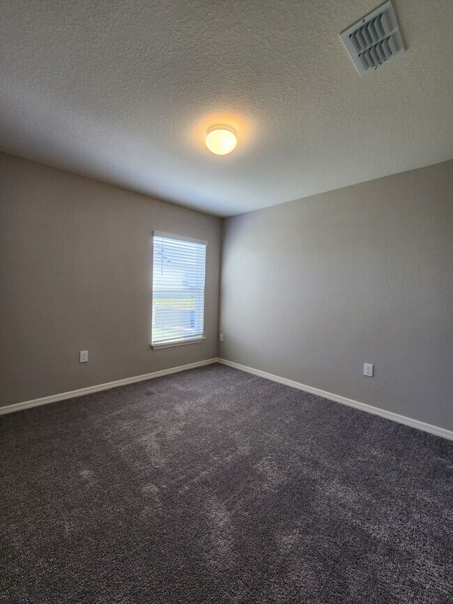 Building Photo - LIKE NEW!!! 4-Bedroom, 2-Bathroom in Villamar Winter Haven