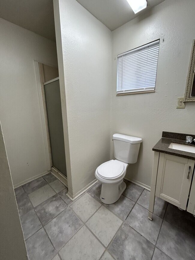 Building Photo - 208 W 1st St