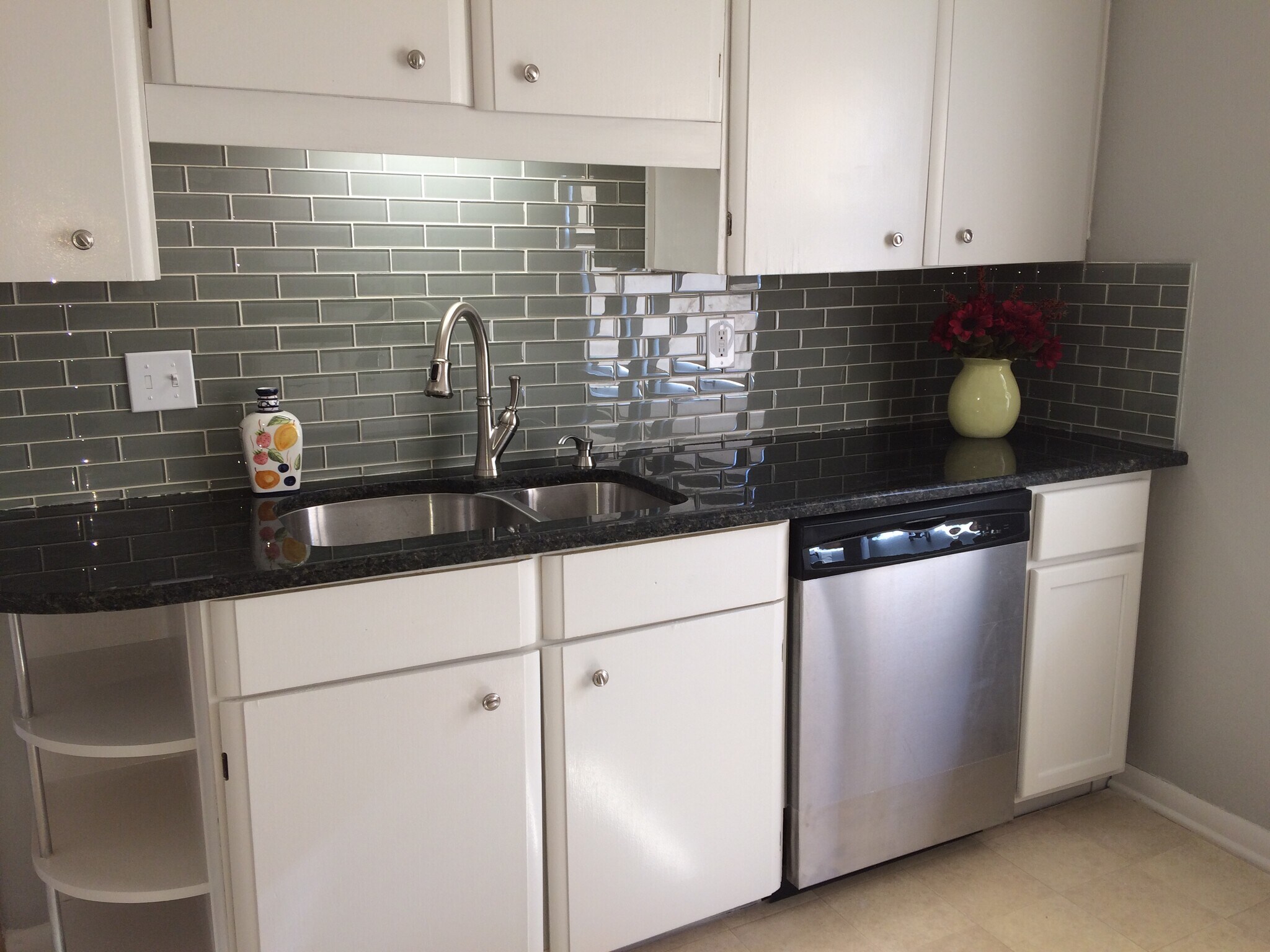 Kitchen, granite and dishwasher - 1041 S 96th St