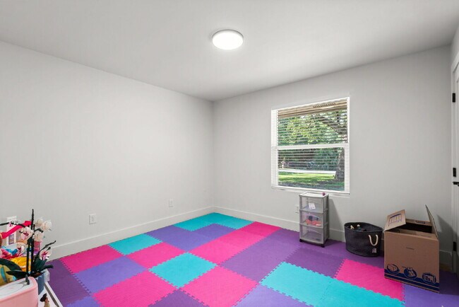 Building Photo - "Renovated 4-Bedroom in Rocky Bayou Estates!"