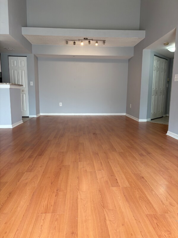 Building Photo - 900 Crestwood Ct S