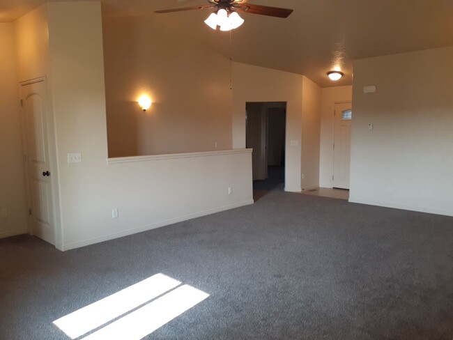 Building Photo - 3 bed 2 bath twin home located in Stonebri...