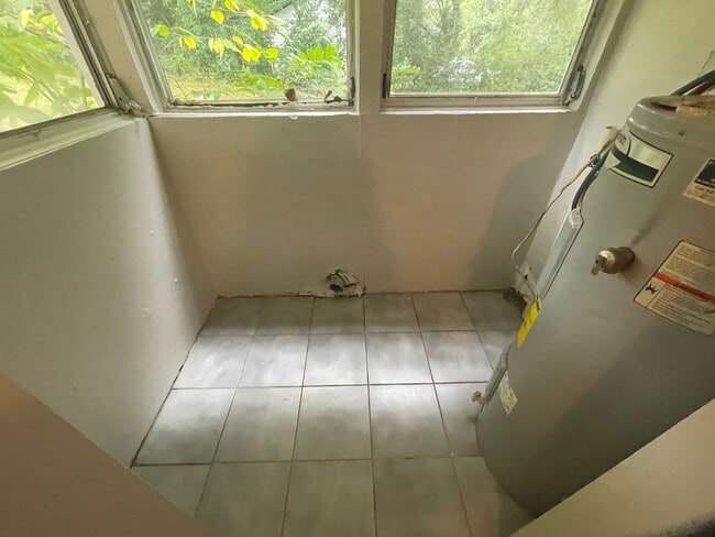 Building Photo - 3 bedroom 1 bath house available!  Freshly...