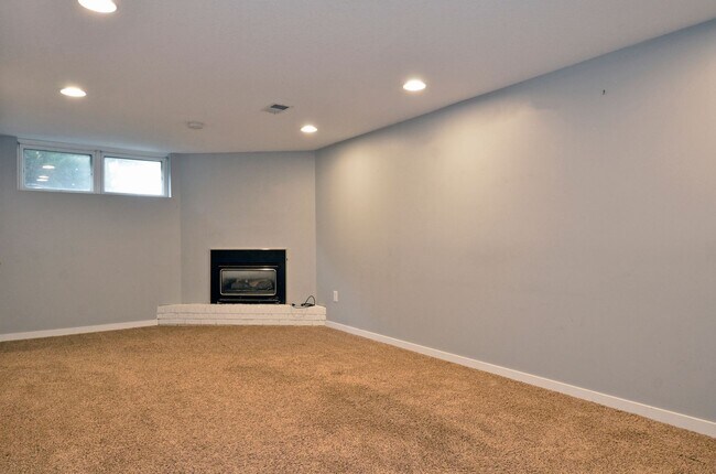 Building Photo - Spacious 5-Bed 3-Bath Home in Edina - Available Now!