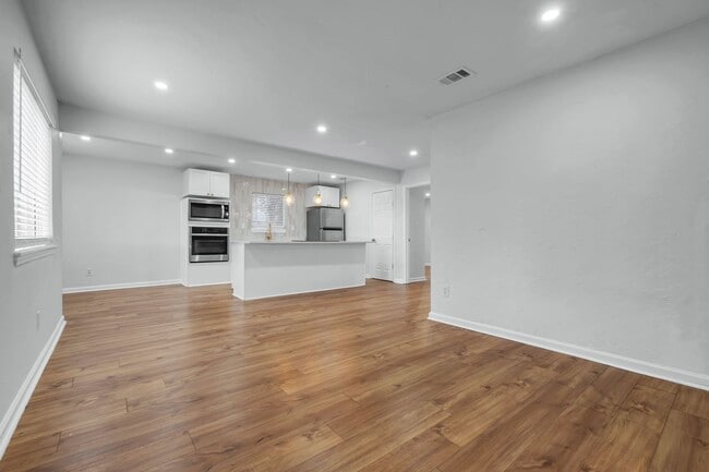 Building Photo - Completely renovated 2/1 on Golf Course!