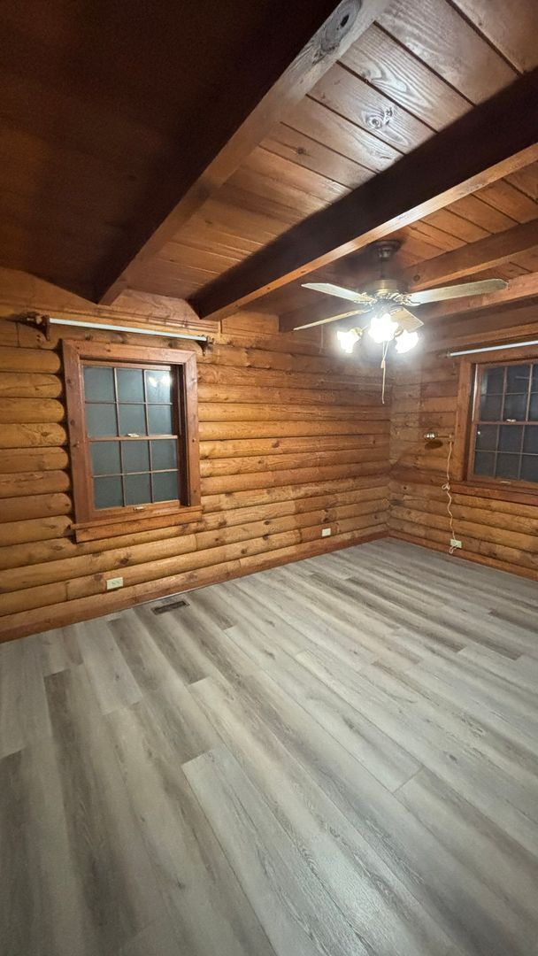 Building Photo - Log Cabin in Oconee on a 1.357 acre neighborhood wooded lot!