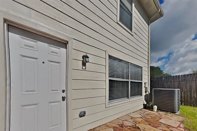 Building Photo - 19538 Shady Bank Dr