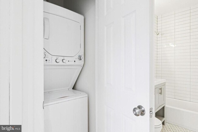 Building Photo - 319 S 10th St