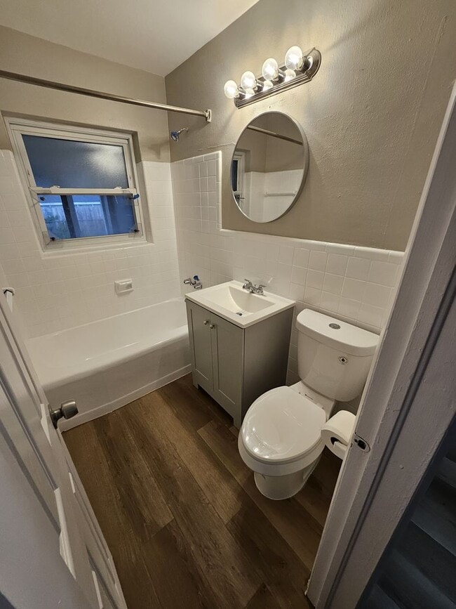 Building Photo - FOR RENT!!! SIMPLY STUNNING  3 BEDROOM 2 B...