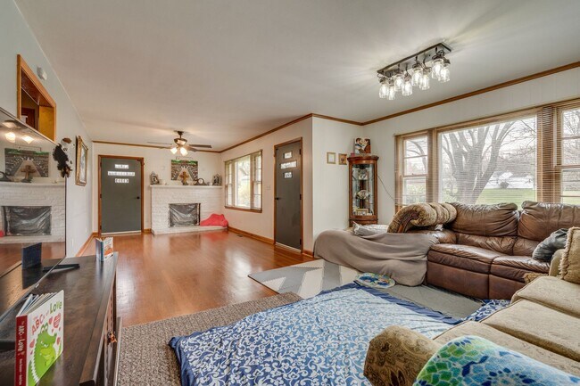 Building Photo - Charming Kingsport Home with Expansive Bas...