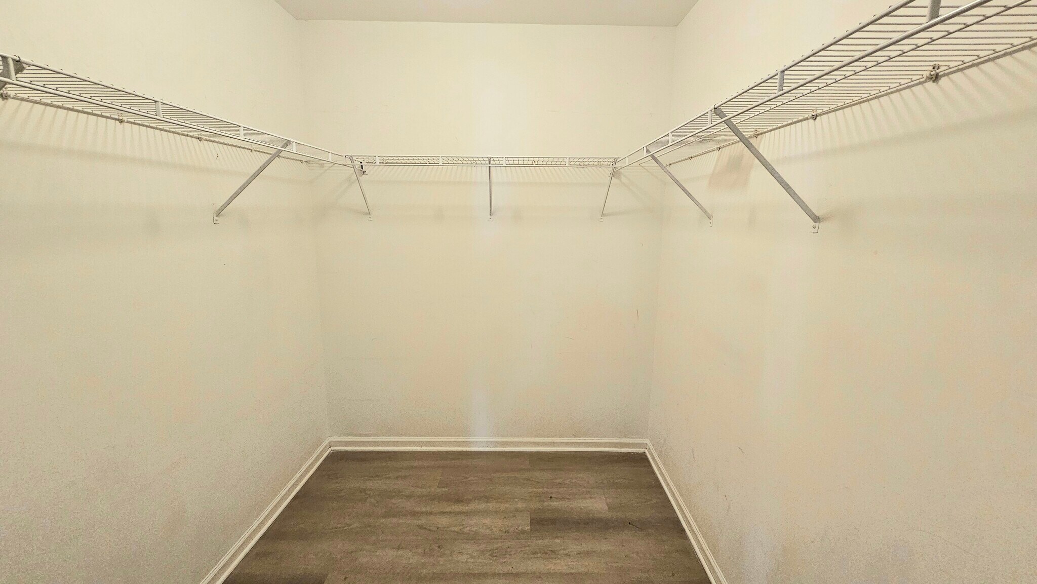 walk in closet - 1421 Meadowsedge Ln