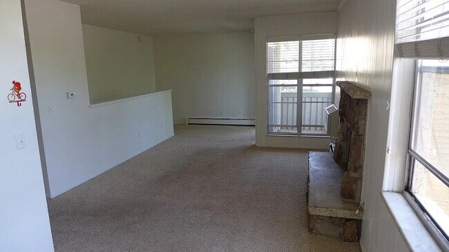 Building Photo - "Charming 2-Bed Condo Oasis in Boulder – Spacious 940 Sq Ft with Modern Comforts!"