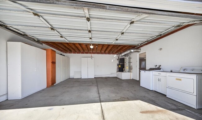 Building Photo - Updated and Move-In Ready!