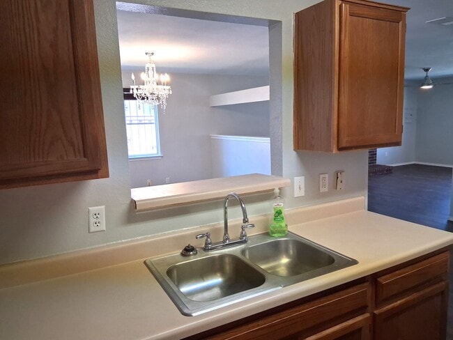 Building Photo - 4914 Parkwood Dr